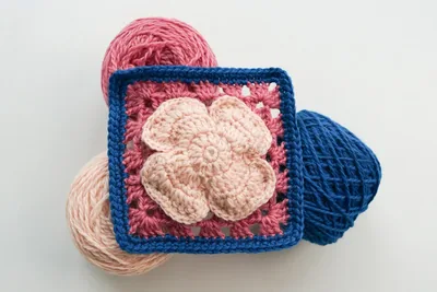Retro Large Flower Granny Square – Free Crochet Pattern