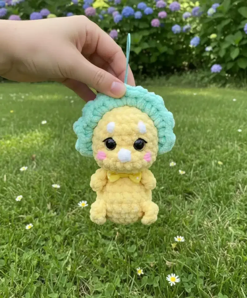 Little dinosaur keychain crochet pattern with horns and collar — photo 4