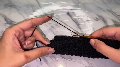 Cozy fingerless gloves in easy moss stitch crochet — photo 2