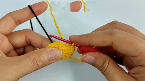 A tiny crochet bee keychain you can finish fast — photo 4