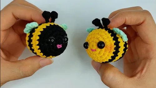 A tiny crochet bee keychain you can finish fast — photo 2