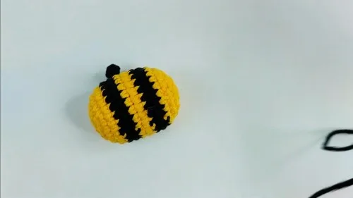 A tiny crochet bee keychain you can finish fast — photo 3