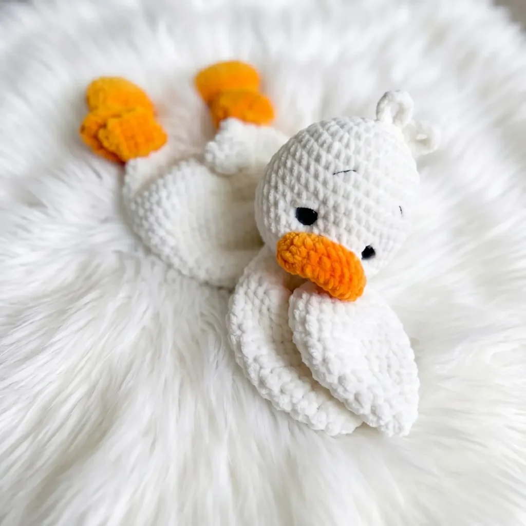 Crochet gosling comforter amigurumi pattern