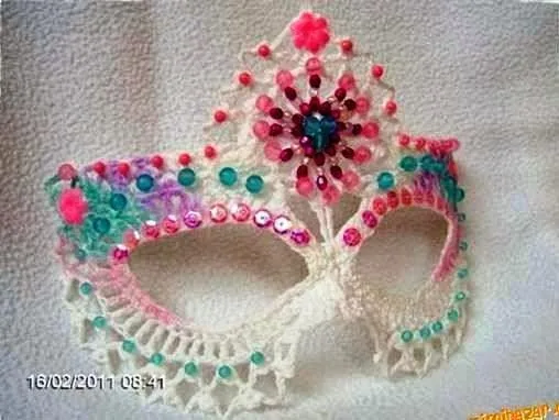 Crochet a Masquerade Mask With Eye Openings and Ties — photo 2