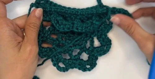 Fold-over edge motif pattern for joinable crochet squares — photo 2