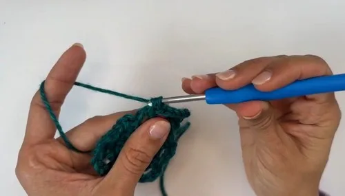 Fold-over edge motif pattern for joinable crochet squares — photo 3
