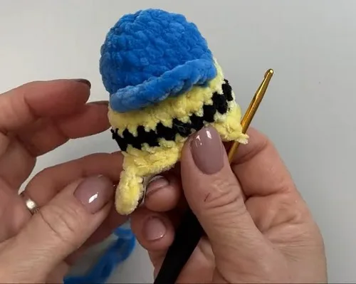 Mini Crochet Minion Keychain Pattern for Beginners — photo 2