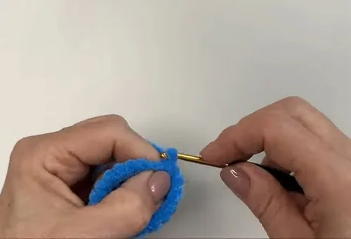 Mini Crochet Minion Keychain Pattern for Beginners — photo 3