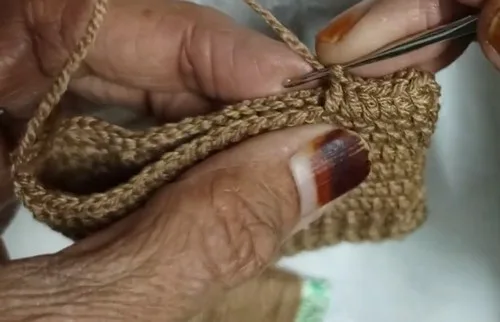 Toddler fingerless gloves with a ribbed cuff and thumb hole — photo 2