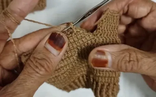 Toddler fingerless gloves with a ribbed cuff and thumb hole — photo 3