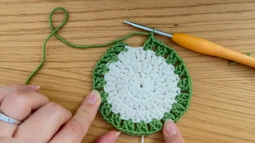 How to crochet a tulip bouquet coaster in rounds — photo 2