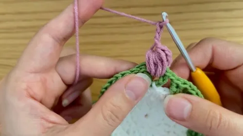 How to crochet a tulip bouquet coaster in rounds — photo 3