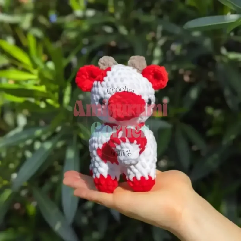 Amigurumi cow pattern with strawberry and mushroom accessories — photo 3
