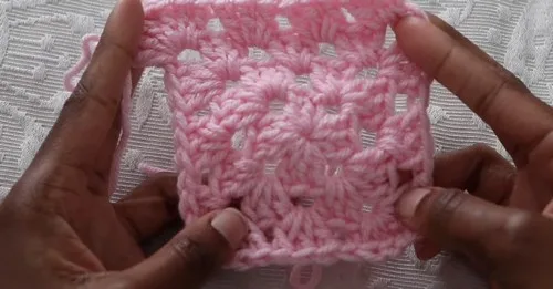 Granny square pants pattern for playful crochet style — photo 2