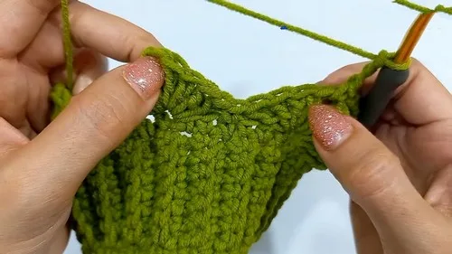 Ribbed band fan stitch crochet beanie for fall — photo 4